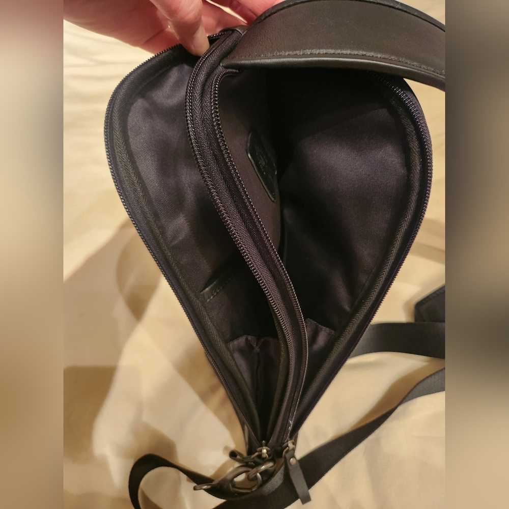 United Leather New York Sling Bag - Picture 4 of 7